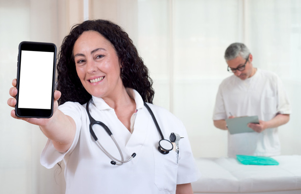 doctor mujer con smartphone con pantalla en blanco
  - Foto, imagen