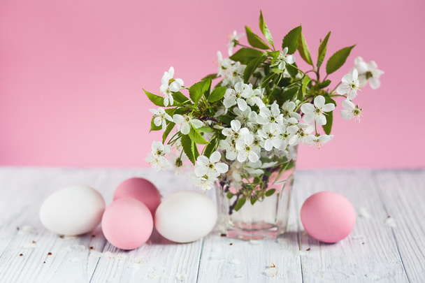 Ovos de Páscoa com flores em galhos de árvore
 - Foto, Imagem
