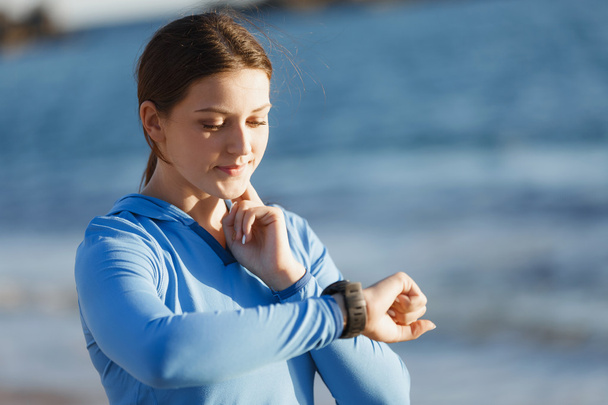 Futó nő a szív arány idegen rádióadást figyel futás-ra beach - Fotó, kép