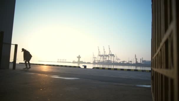 jovem skate no porto marítimo ao amanhecer câmera lenta
 - Filmagem, Vídeo