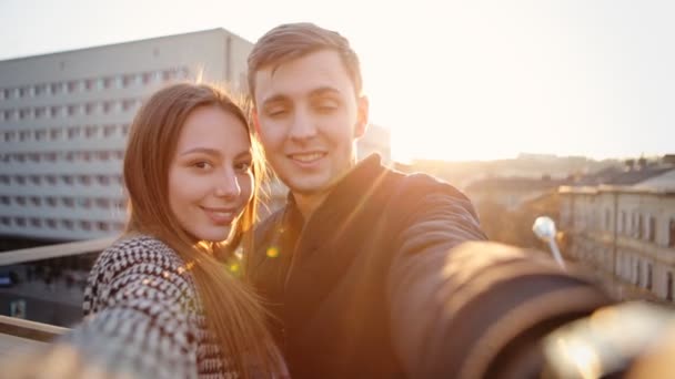 zwei entzückende verliebte Menschen, die glücklich sind, zusammen zu sein und Selfies machen, um sich für immer an diese Zeit zu erinnern . - Filmmaterial, Video