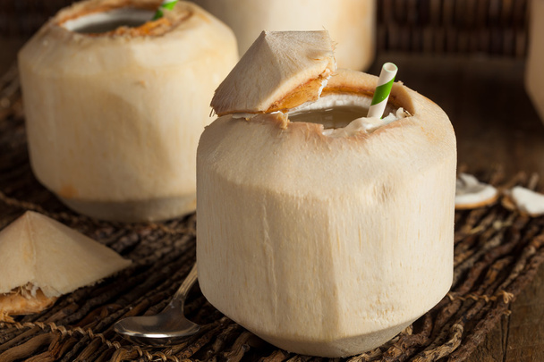 Raw White Young Coconut Drink - Foto, afbeelding