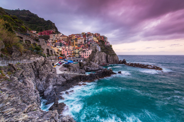 Прекрасный вечерний пейзаж в Cinque Terre, Италия
 - Фото, изображение