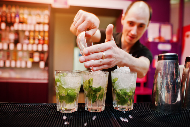 Bartender preparing mojito cocktail drink at the bar - Foto, Imagem