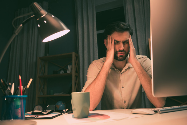 Retrato de empresario exitoso con dolor de cabeza después del trabajo
 - Foto, Imagen