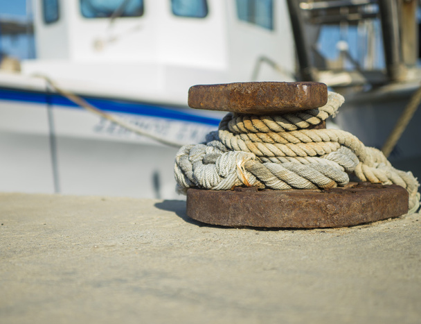 gros plan d'un bateau attaché avec une corde sur un amarrage
 - Photo, image