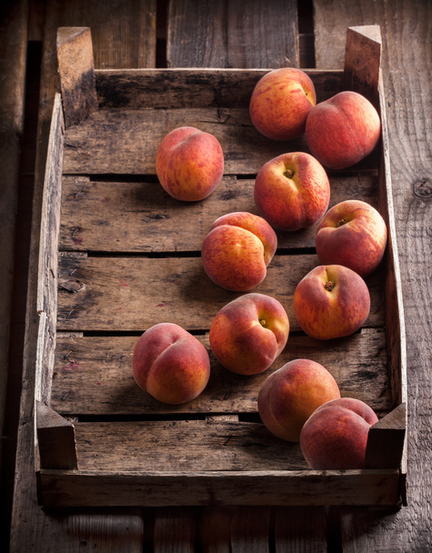 Персики в сільській дерев'яній коробці
 - Фото, зображення