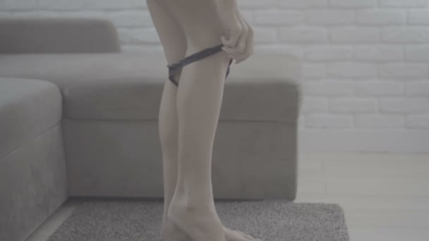 sexy Frau legt ihr Höschen auf - Filmmaterial, Video