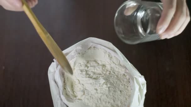 Baker coloca farinha em vidro. Farinha de trigo branco. Ingredientes para cozimento
 - Filmagem, Vídeo