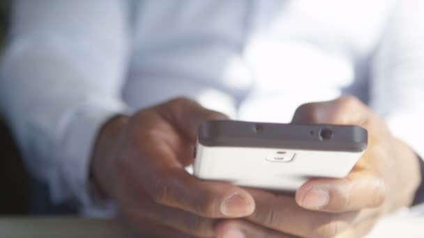 businessman texting on phone - Metraje, vídeo