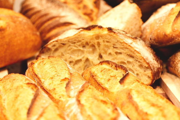 vers gebakken brood - Foto, afbeelding