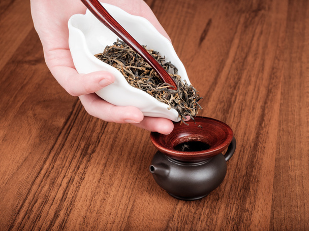 Spilling tea in teapot - Фото, зображення