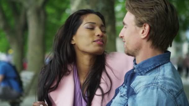 casal no parque compartilhar um beijo
 - Filmagem, Vídeo
