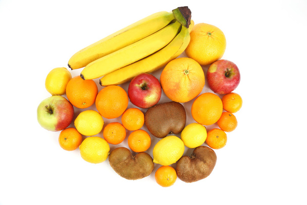Diferentes frutas sobre fondo blanco
 - Foto, imagen