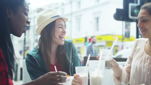  amigos charlando en la cafetería al aire libre
  - Metraje, vídeo