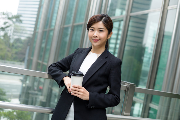 Молода азіатська бізнес-леді в діловому костюмі
 - Фото, зображення