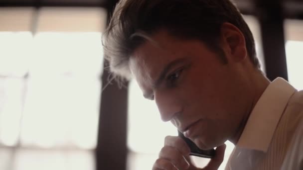 Um close-up do homem falando ao telefone
 - Filmagem, Vídeo