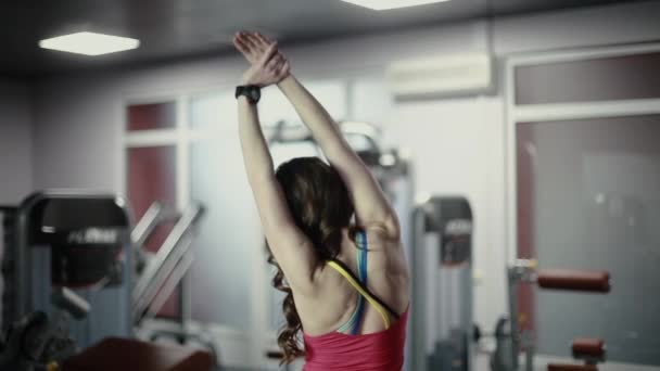 Girl warming up in the gym - Footage, Video