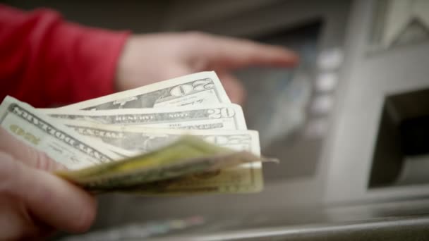 kezét a pénzt egy bank automatánál - Felvétel, videó