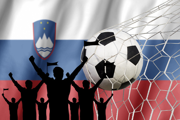 Slovenya bayrağı ile siluetleri futbol fanlar. Tezahürat kavramı - Fotoğraf, Görsel