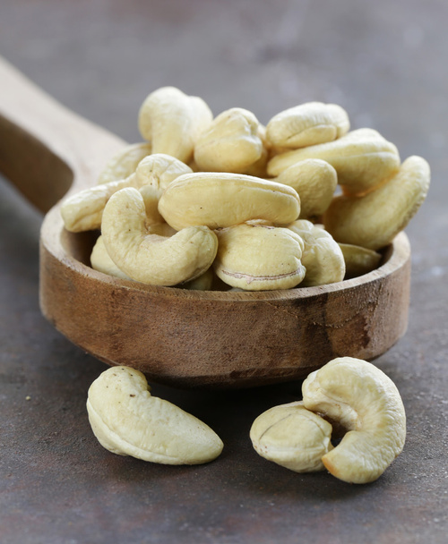 kuoritut cashewpähkinät puulusikassa
  - Valokuva, kuva