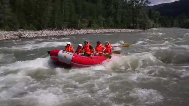 Grupo de seis pessoas rafting de água branca
 - Filmagem, Vídeo