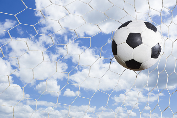 Balón de fútbol en la red de gol
 - Foto, Imagen