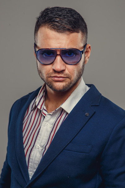 Άνθρωπος σε γυαλιά ηλίου και μπλε κοστούμι - Φωτογραφία, εικόνα