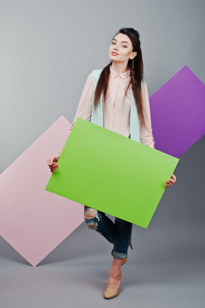 Полная длина красивой девушки, с зеленым бланком рекламного кабана
 - Фото, изображение