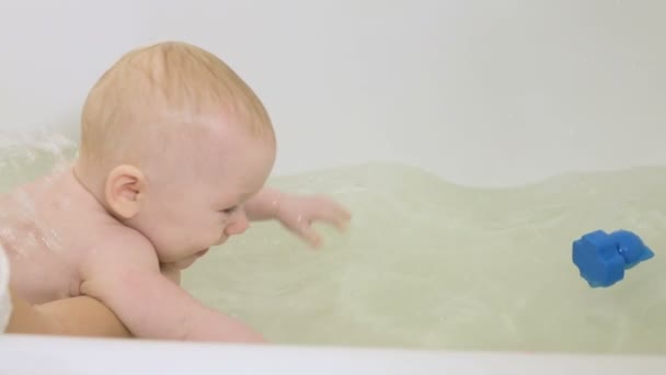 child bathes in bath - 映像、動画