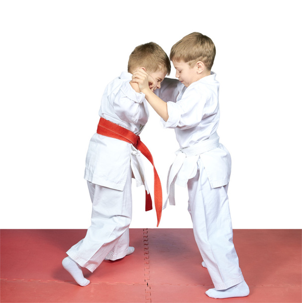 Judo sparring sono la formazione dei bambini piccoli
 - Foto, immagini