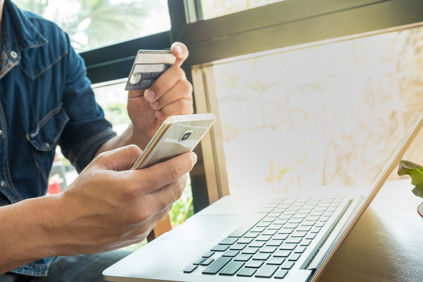 Online maksu, Miehen kädet tilalla älypuhelin online-ostoksia
 - Valokuva, kuva