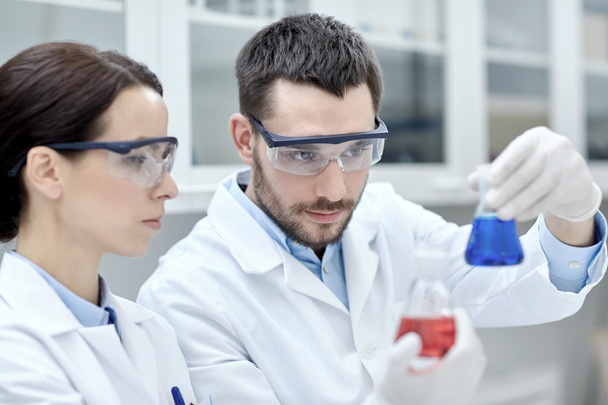 Jeunes scientifiques effectuant des tests ou des recherches en laboratoire
 - Photo, image