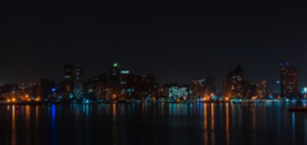 Stadtbild bei Nacht - unscharfes Foto - Foto, Bild