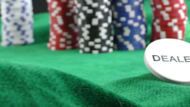 Glücksspiel rote Würfel Pokerkarten und Geldchips - Filmmaterial, Video