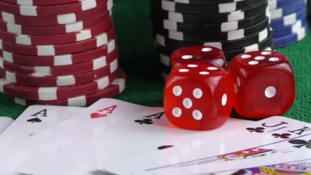 Gry hazardowe czerwony kośćmi pokera karty i żetony - Materiał filmowy, wideo