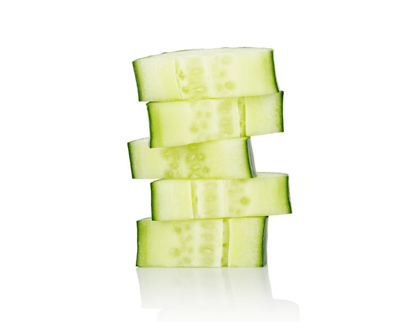 Komkommerschijfjes geïsoleerd op witte achtergrond - Foto, afbeelding