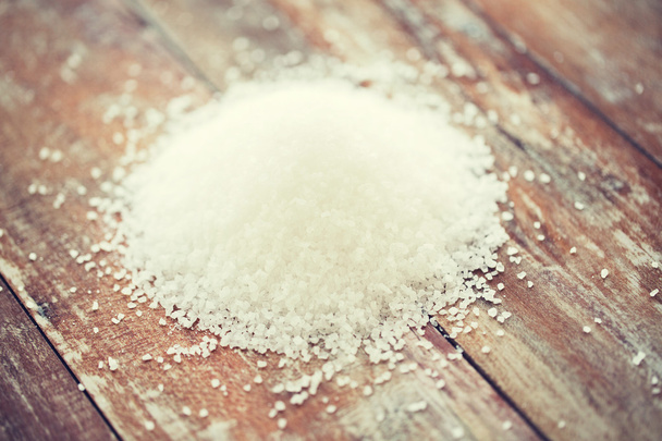 закрытие кучи белой соли на деревянном столе
 - Фото, изображение