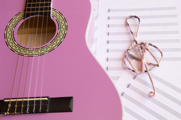 Guitare violette pour enfants avec clef aigu sur feuilles de musique retour
 - Photo, image