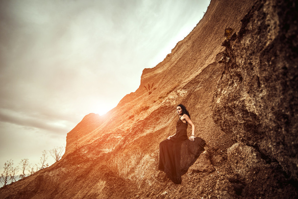 Frau im langen schwarzen Kleid   - Foto, Bild