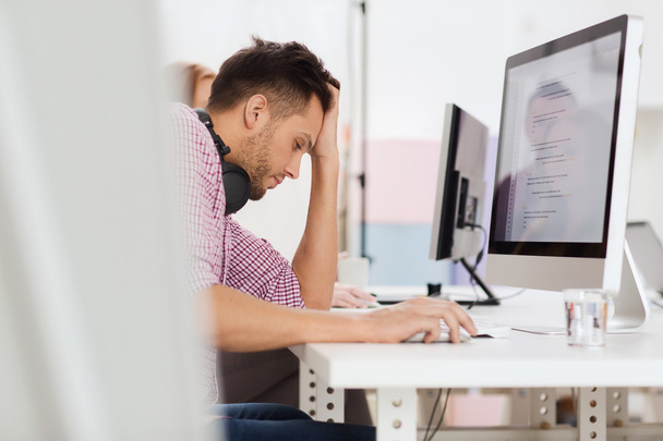 stressed software developer at office - Zdjęcie, obraz