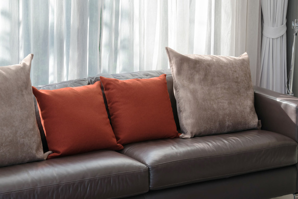 diseño moderno de la sala de estar con sofá y almohadas rojas
 - Foto, imagen