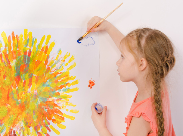cute little girl draws a picture on the wall - Foto, afbeelding
