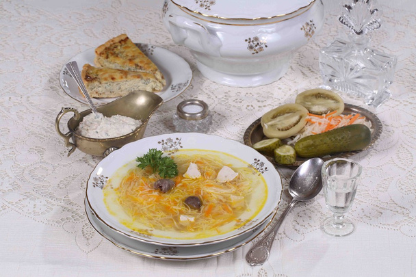 soupe au poulet et vermicelles, collations et un verre de vodka
 - Photo, image