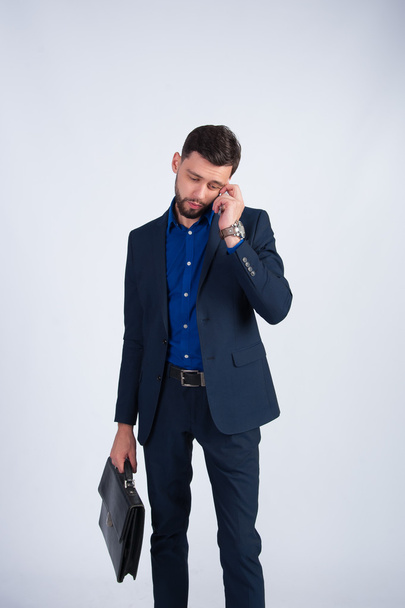Mladý podnikatel v obleku mluví po telefonu - Fotografie, Obrázek