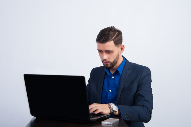 Jeune homme travaillant sur un ordinateur portable
 - Photo, image