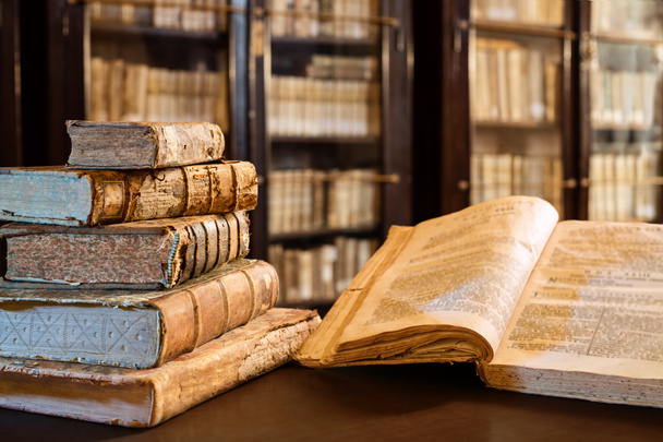 Древние книги XIV века в библиотеке
 - Фото, изображение