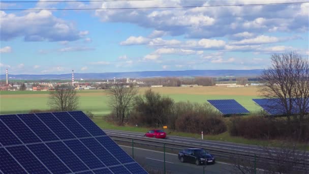 Tráfico por carretera y estación de energía solar velocidad de lapso de tiempo 10x
 - Metraje, vídeo