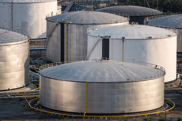 Резервуары для хранения нефти и газа и нефтехимический завод
 - Фото, изображение