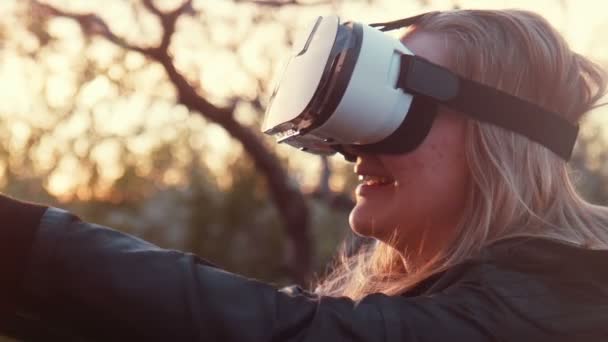 Girl outdoor, watching a video in 360 degrees - Footage, Video